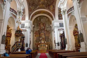 Hlavní loď kostela je bohatě vyzdobená, oltář je nově zrekonstruovaný.