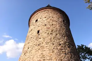 Věž Okrouhlice je pozůstatkem městského opevnění Klatov.