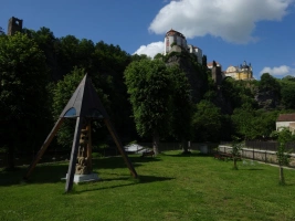 Pohled na zámek ze břehu řeky Dyje.