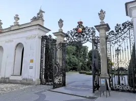 Honosná vstupní brána byla postavena v letech 1723-27.