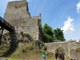 Mohutné zdi původního hradu