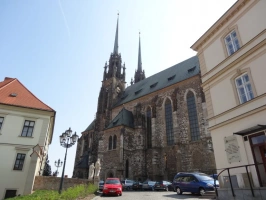 pohled na katedrálu Petrov z ulice Petrské