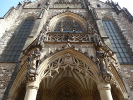 gotický portál katedrály Petrov