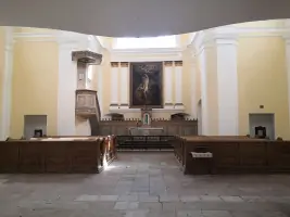 Kaple nese půdorys řeckého kříže, na hlavním oltáři je obraz umučení sv. Šebestiána.