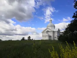 Kaple sv. Šebestiána stojí na Svatém kopečku, původně zvaném Tanzberg.