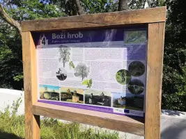 Součástí stavby je i Boží hrob, na informační tabuli k němu najdete zajímavá fakta.