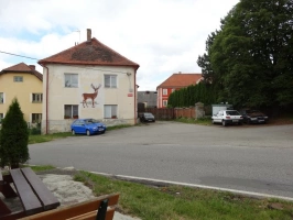 hoštická náves a dům s jelenem, který byl dalším symbolem Slunce, seno, ...