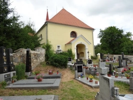 kostel sv. Panny Marie - na hřbitově má svůj hrob zpěvák Michal Tučný