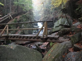 cesta kolem Rešovských vodopádů vede po skalách i dřevěných lávkách