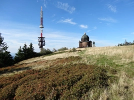 Kostel Cyrila a Metoděje a televizní věž na Radhošti