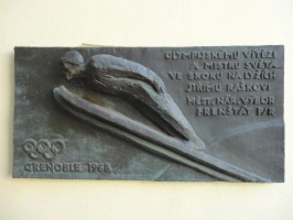 Frenštát pod Radhoštěm - pamětní deska olympijskému vítězi Jiřímu Raškovi je zavěšena v podloubí radnice