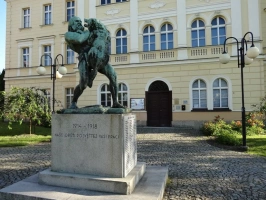 před budovou muzea stojí sousoší Boj dobra se zlem od sochaře Albína Poláška