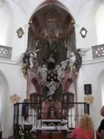 Ústřední sochou oltáře je socha sv. Jana Nepomuckého.