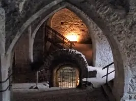 Podívat se můžete i do středověkých podzemních chodeb.