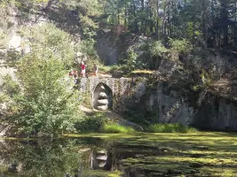 Ústa pravdy vytesaná do žulové skály v zatopeném lomu nedaleko Lipnice nad Sázavou.