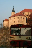 Přímo okolo hradu vede posázavská železnice.