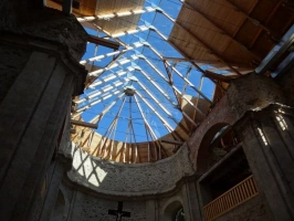 netradiční prosklená střecha kostelu Neratov