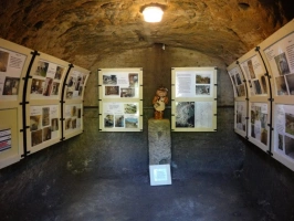 ve druhém zpřístupněném skalním sklepě je umístěna expozice fotografií dochovaných sklepů ve Zderazi