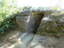 vchod do skalního sklepa