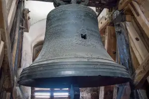 Zvon Bartoloměj Ondřej visí v Černé věži ve výšce 40 m nad zemí. 