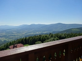 výhled z rozhledny na Velkém Javorníku - dominantou výhledu je hora Radhošť a Lysá hora