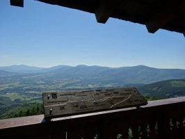 výhled z rozhledny na Velkém Javorníku - dominantou výhledu je hora Radhošť a Lysá hora