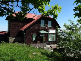 Turistická chata na Velkém Javorníku nabízí občerstevní pro všechny, kdo vystopí na tento beskydský vrchol