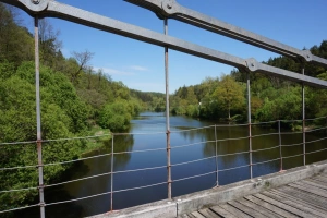 pohled na řeku Lužnici ze Stádleckého řetězového mostu