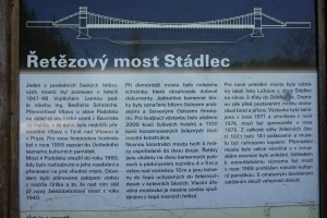 informační tabule u Stádleckého řetězového mostu