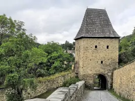 Naučná stezka vede i k hradu Vimperk