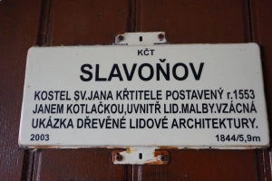 informační tabulka u roubeného kostela ve Slavoňově