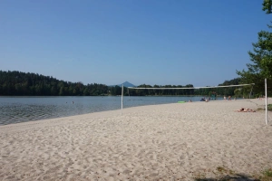písečná pláž u Hamerského jezera