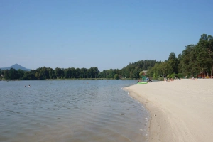 Hamerské jezero je oblíbeným místem přírodního koupání