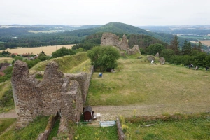 zřícenina hradu Lichnice z rozhledny Milada