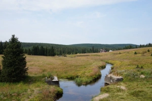 osadou Jizerka protéká potok Jizerka