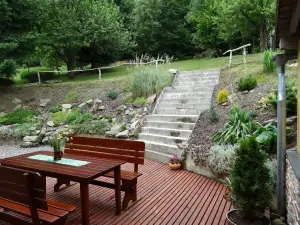 z terasy vedou schody dále do zahrady