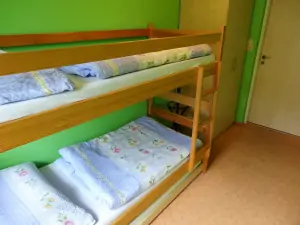 ložnice s patrovou postelí a vysunovací přistýlkou v přízemí