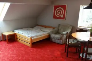 podkrovní ložnice s 2 dvojlůžky a patrovou postelí