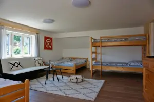 ložnice se 2 dvojlůžky a patrovou postelí v podkroví