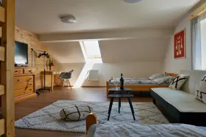 ložnice se 2 dvojlůžky a patrovou postelí v podkroví