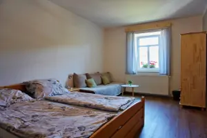 ložnice s dvojlůžkem, patrovou postelí a rozkládacím křeslem