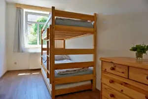 ložnice s patrovou postelí a přistýlkou