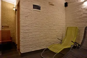 před saunou - malá odpočívárna s lehátky