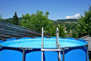 nadzemní bazén (průměr 3,6 m, hloubka 1,2 m)