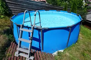 nadzemní bazén (průměr 3,6 m, hloubka 1,2 m)