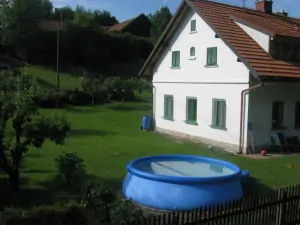 Na zahradě chalupy se nachází bazén (průměr 3,6 m)