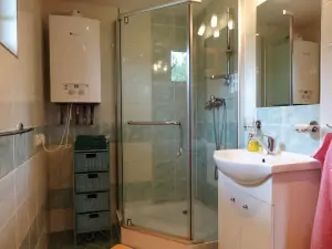 koupelna se sprchovým koutem a umyvadlem (levá část chaty)