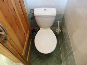 samostatné WC je přístupné přes koupelnu (levá část chaty)