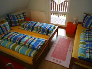 ložnice s dvojlůžkem a lůžkem (pravá část chaty)