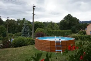 u chaty se nachází bazén (průměr 3,66 m)